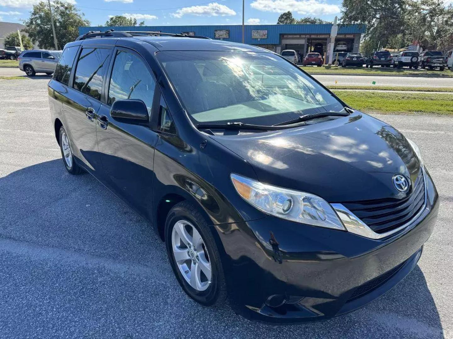 2011 Toyota Sienna LE photo 7