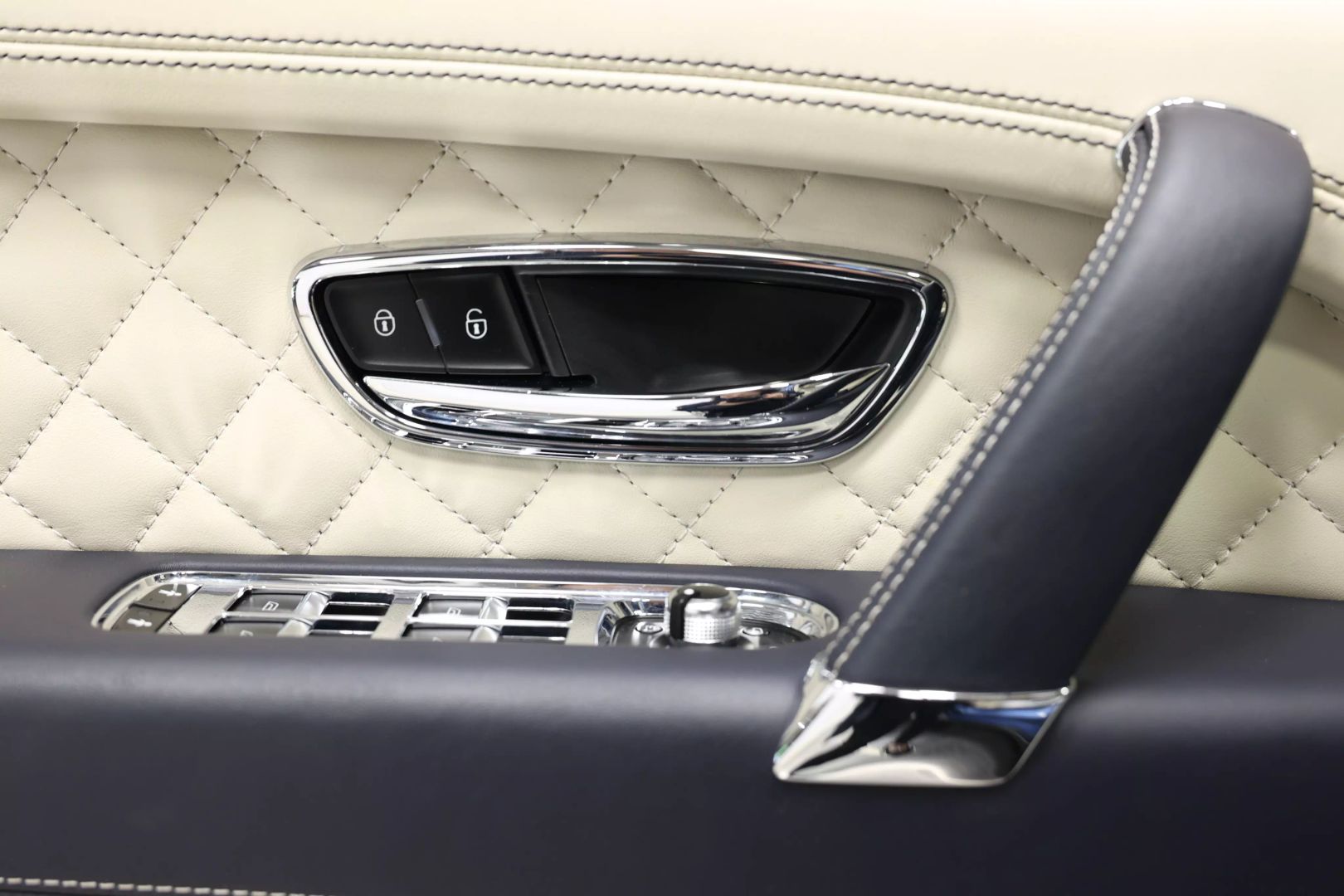 2017 Bentley Bentayga - Image 13