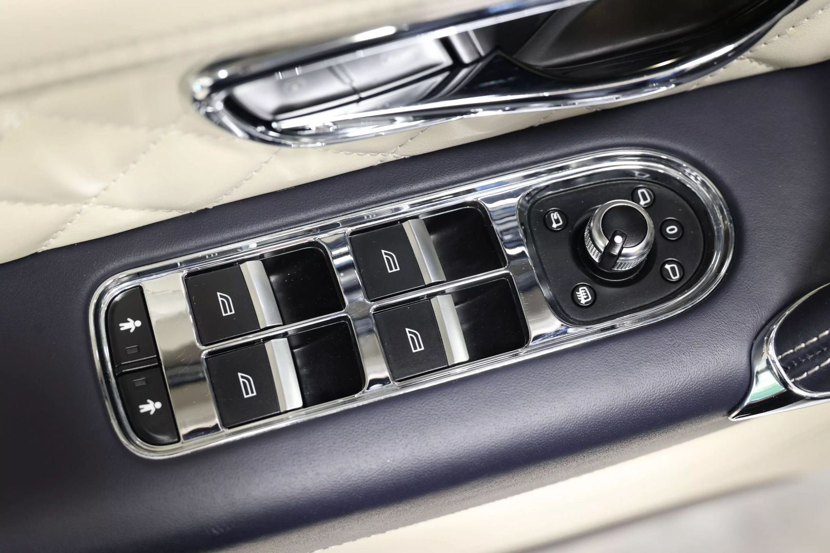 2017 Bentley Bentayga - Image 12