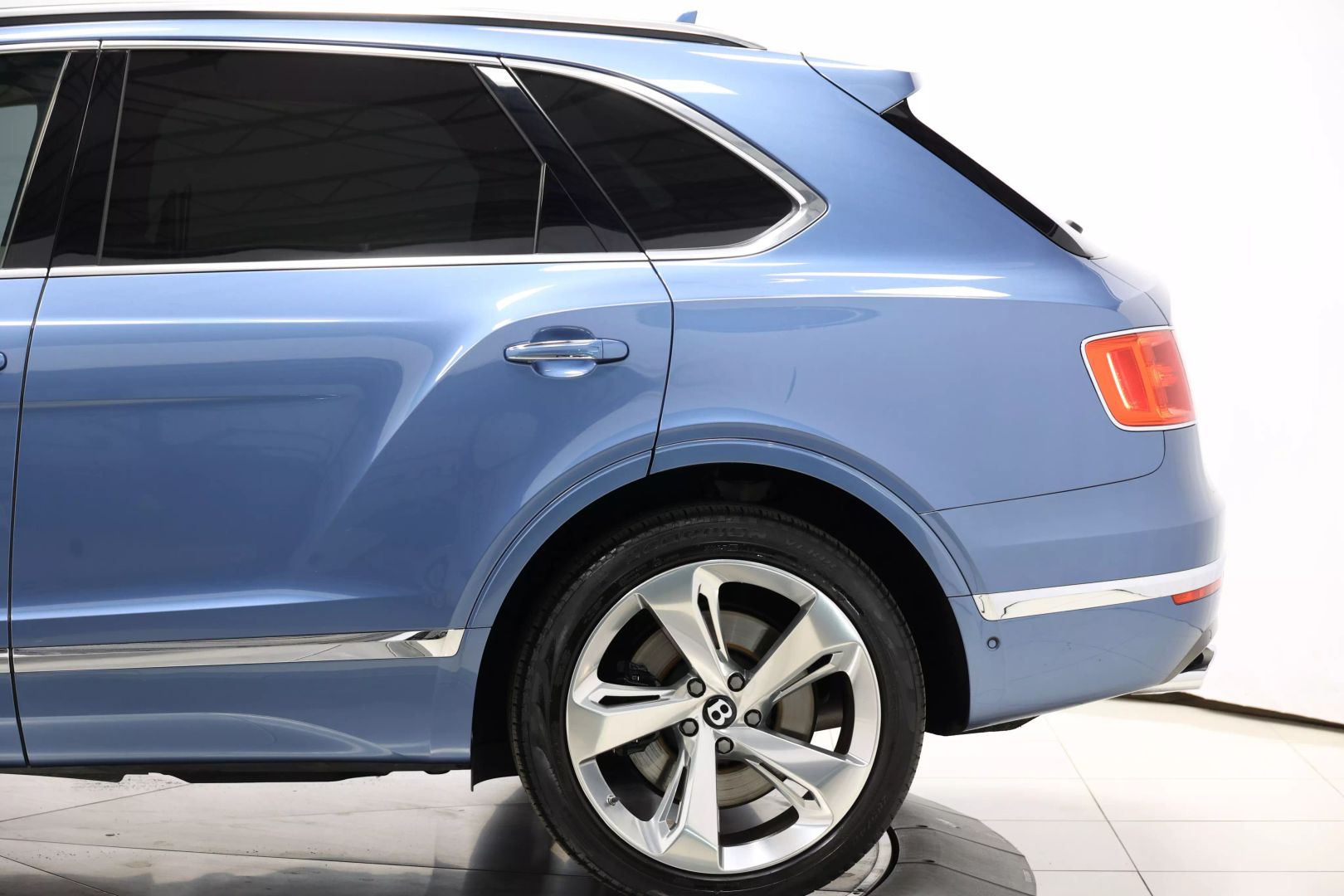 2017 Bentley Bentayga - Image 10