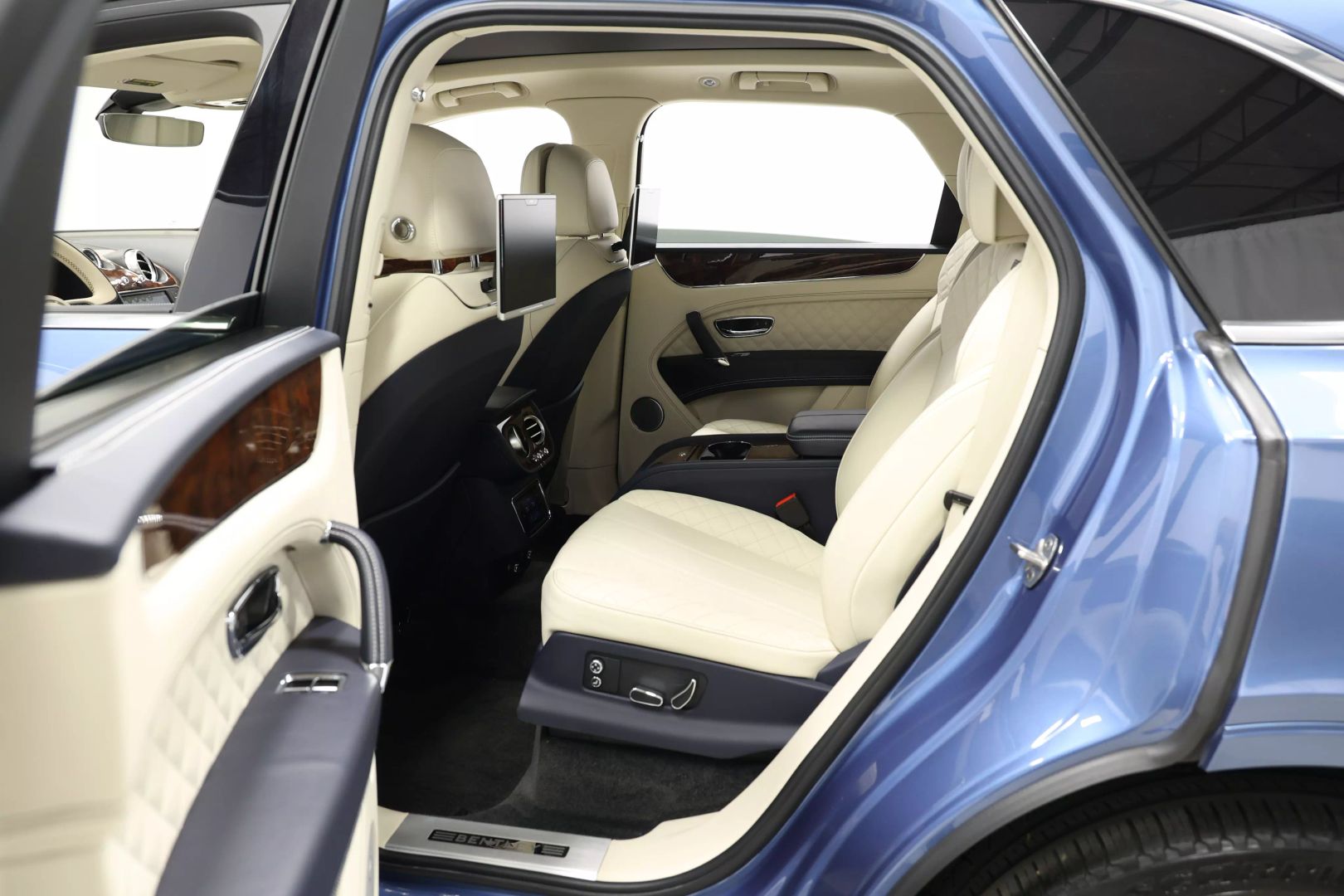 2017 Bentley Bentayga - Image 61