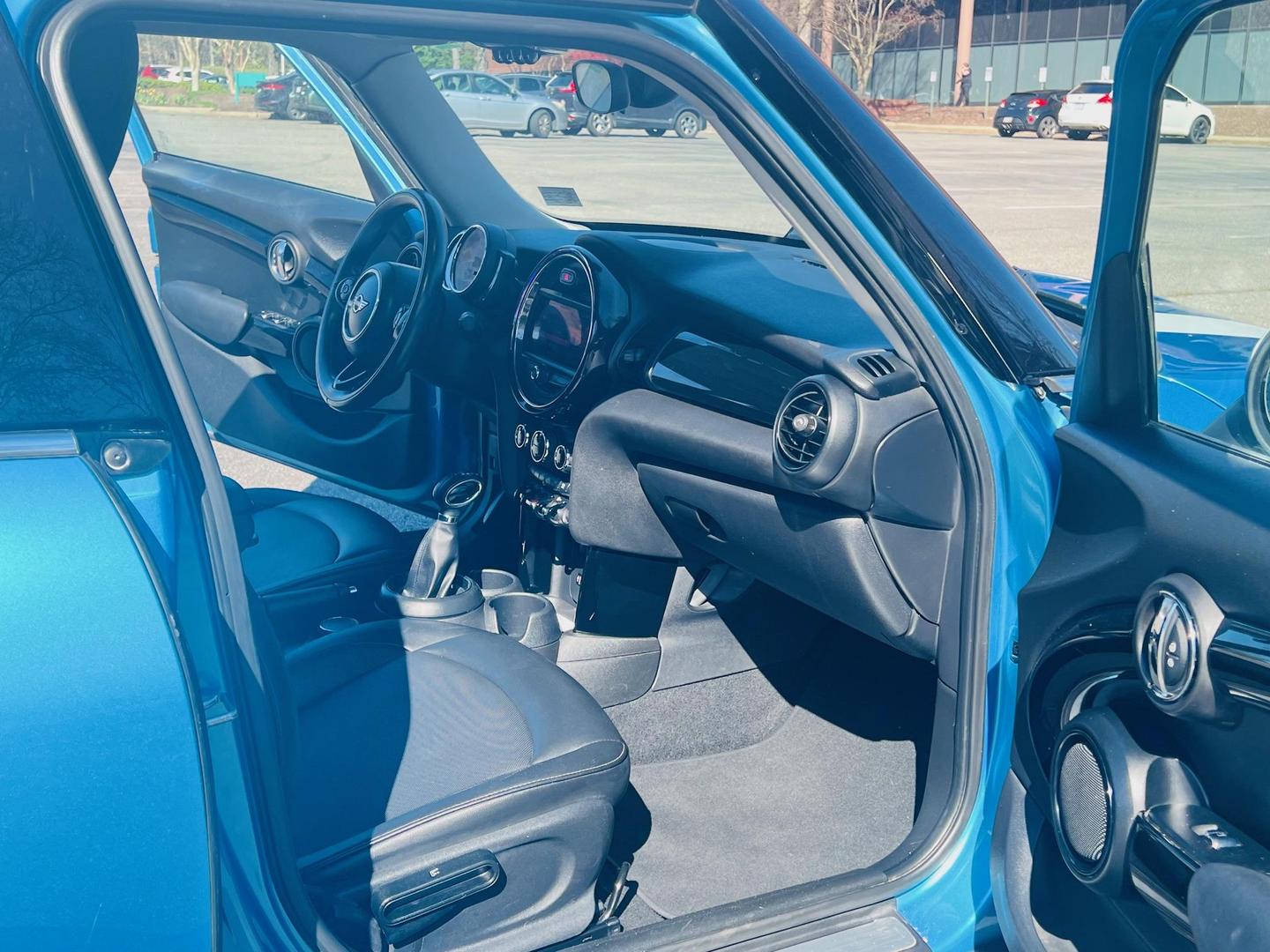 2019 MINI Hardtop 4 Door Base photo 12