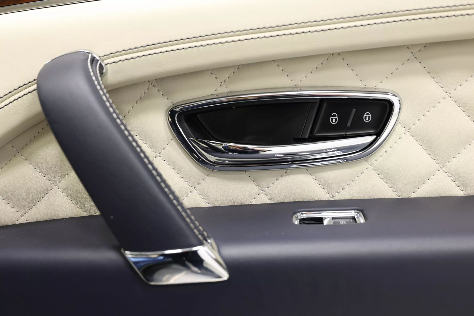 2017 Bentley Bentayga - Image 104