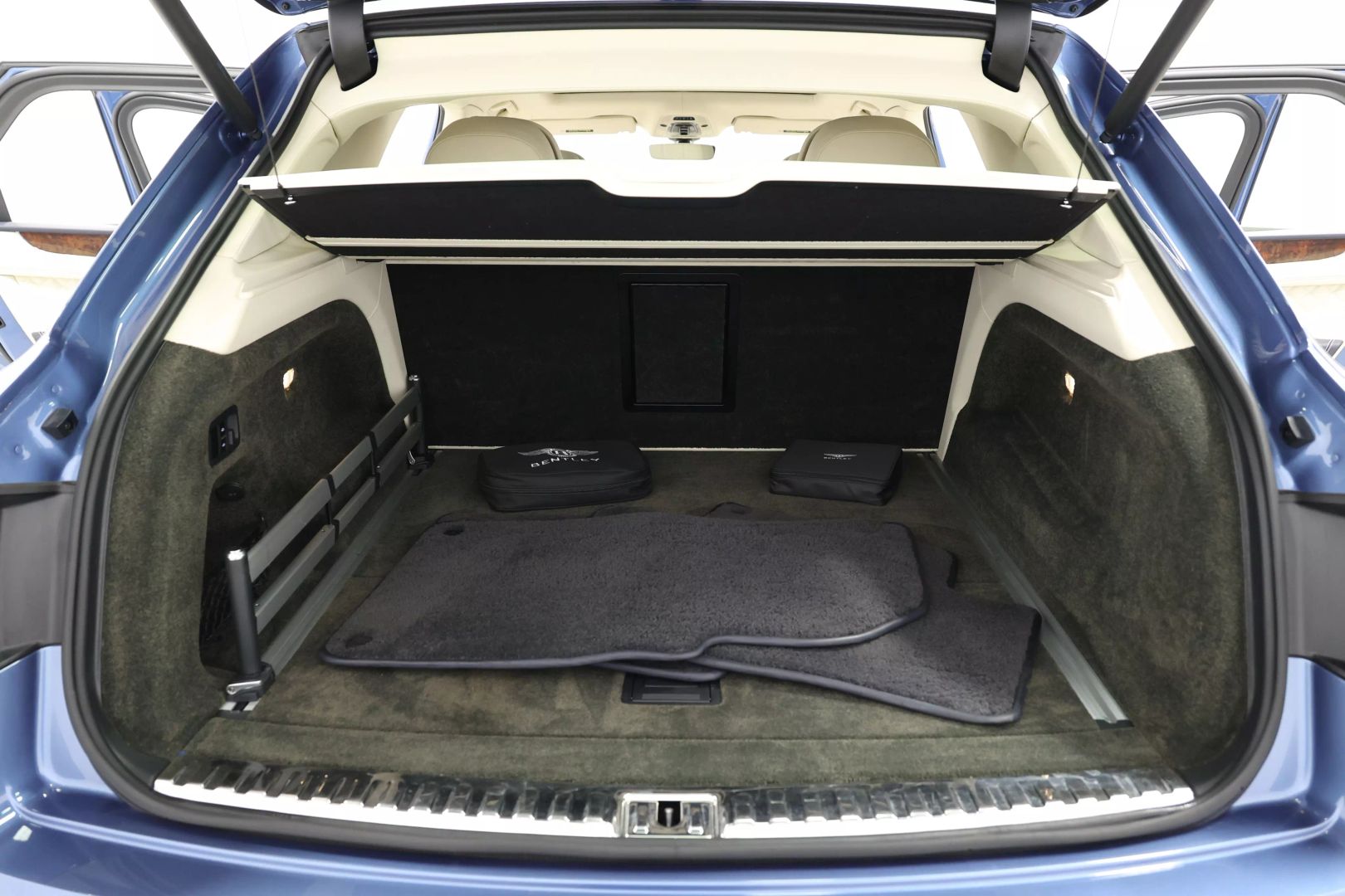 2017 Bentley Bentayga - Image 73