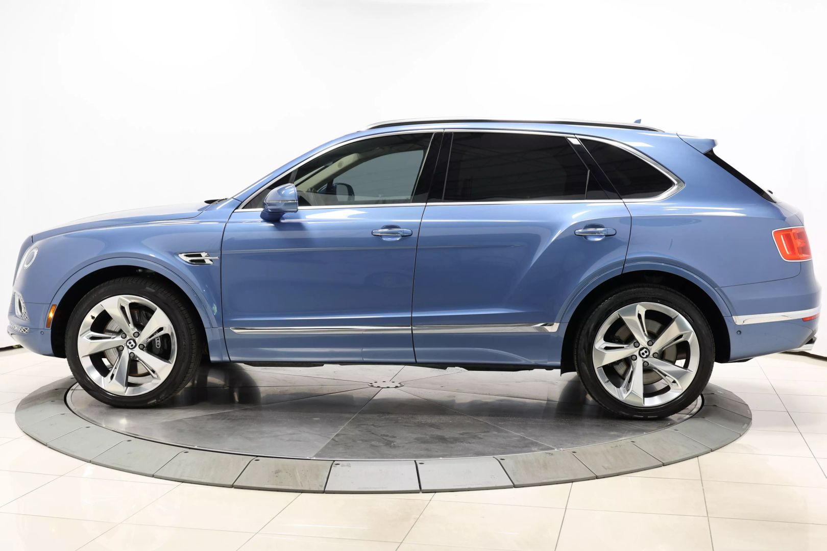 2017 Bentley Bentayga - Image 8