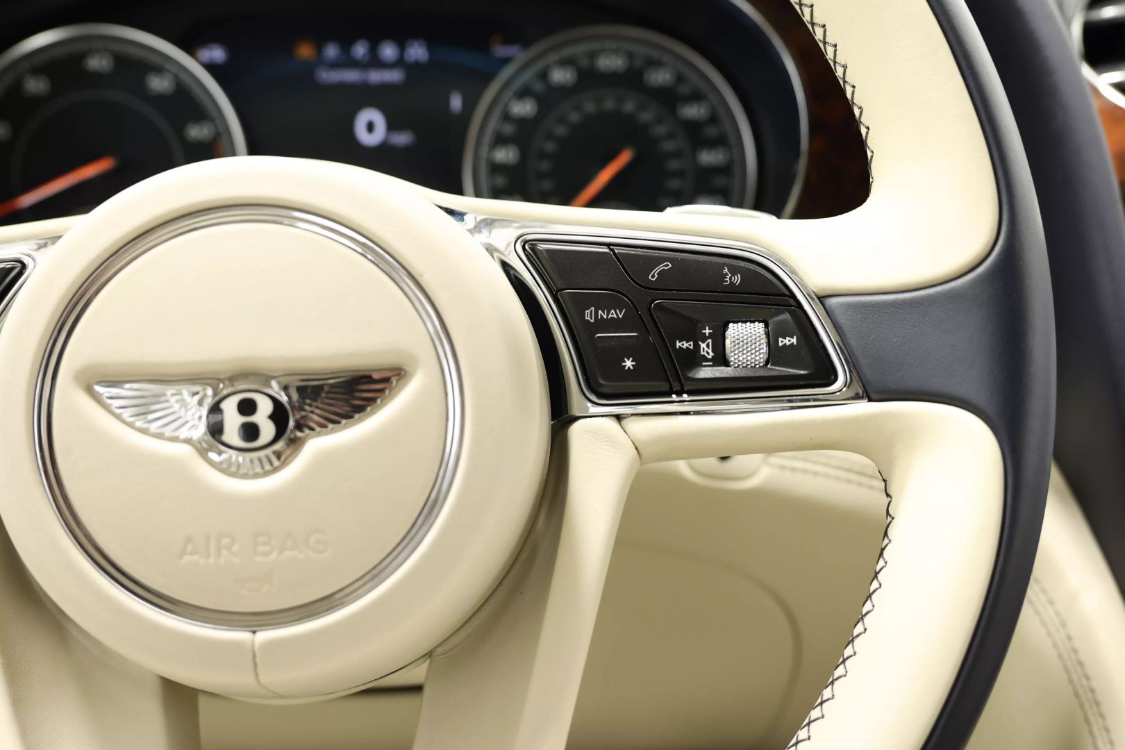 2017 Bentley Bentayga - Image 29