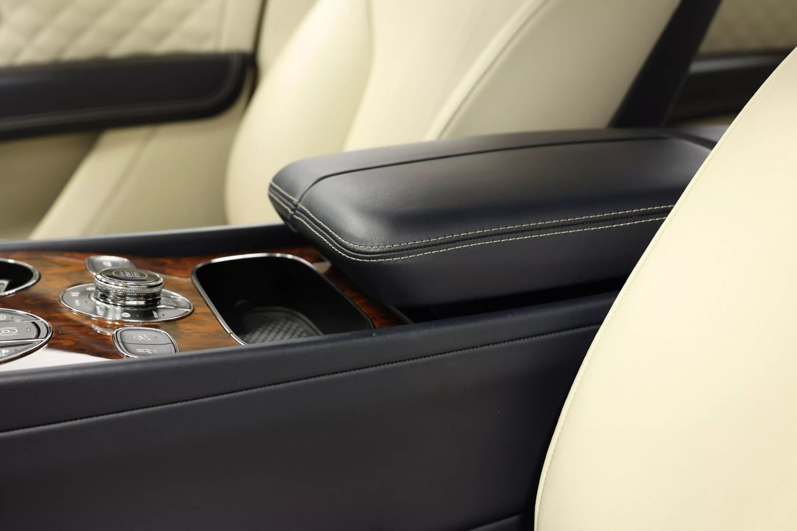 2017 Bentley Bentayga - Image 19