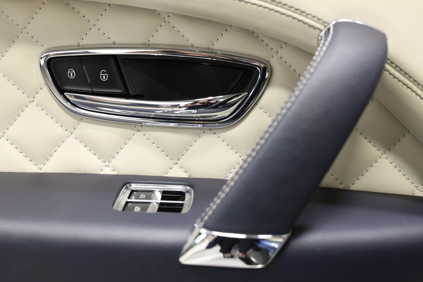 2017 Bentley Bentayga - Image 58