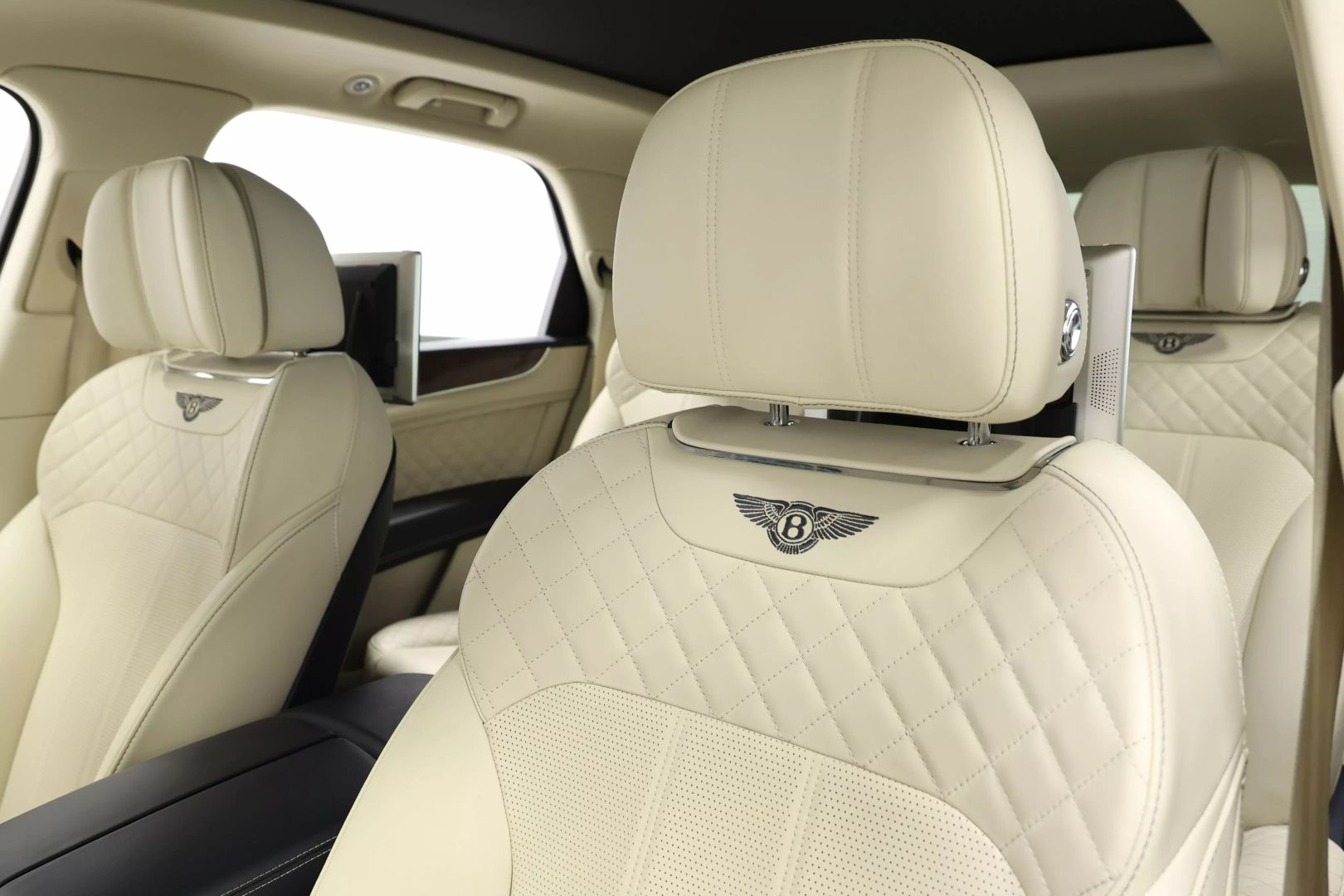 2017 Bentley Bentayga - Image 18