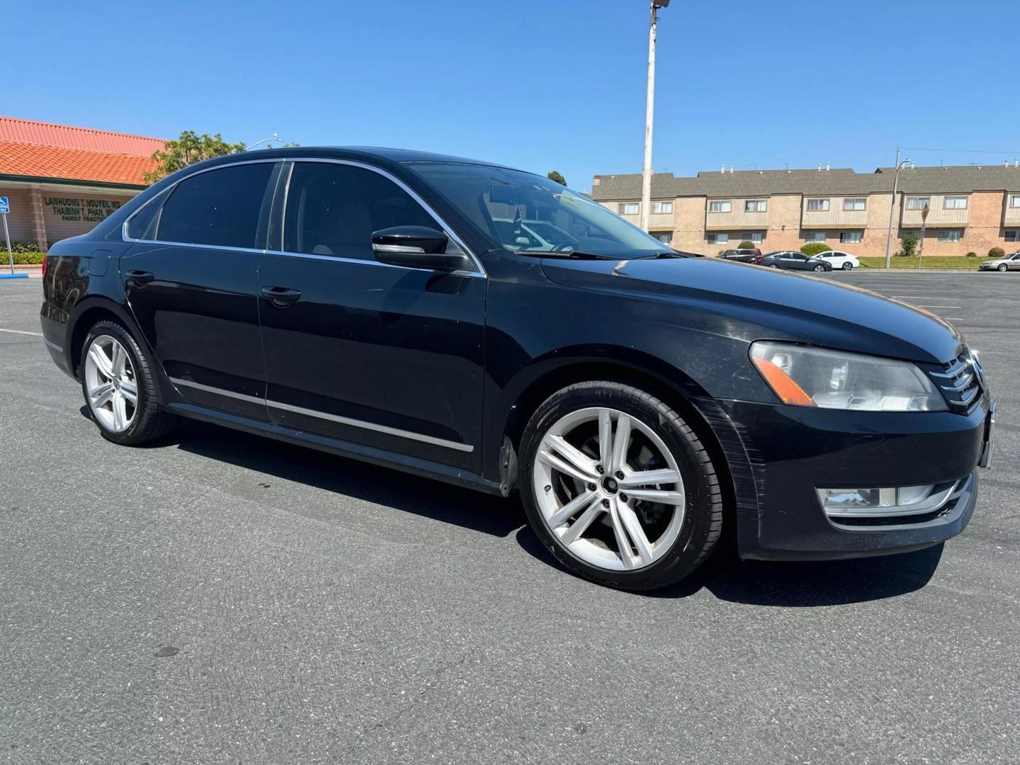 2013 Volkswagen Passat SEL photo 4