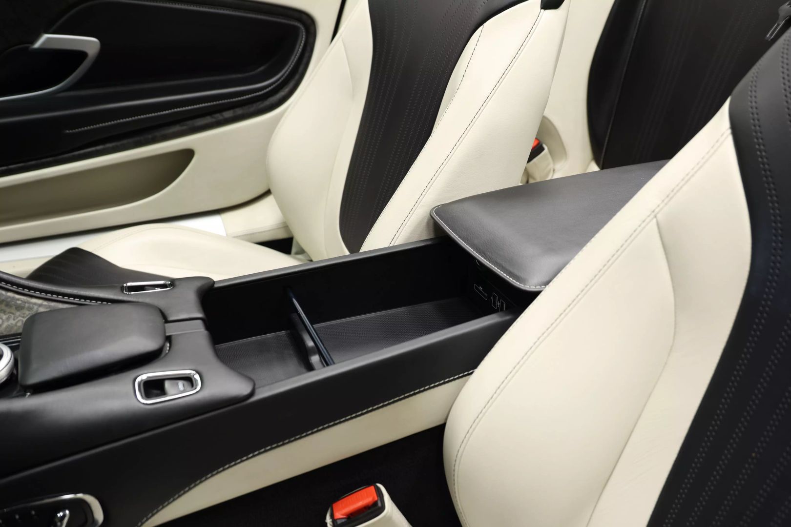 2020 Aston Martin Db11 - Image 20
