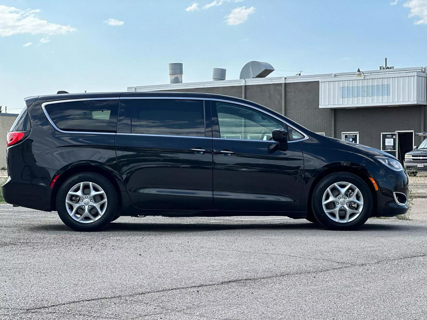 2017 Chrysler Pacifica - Image 9