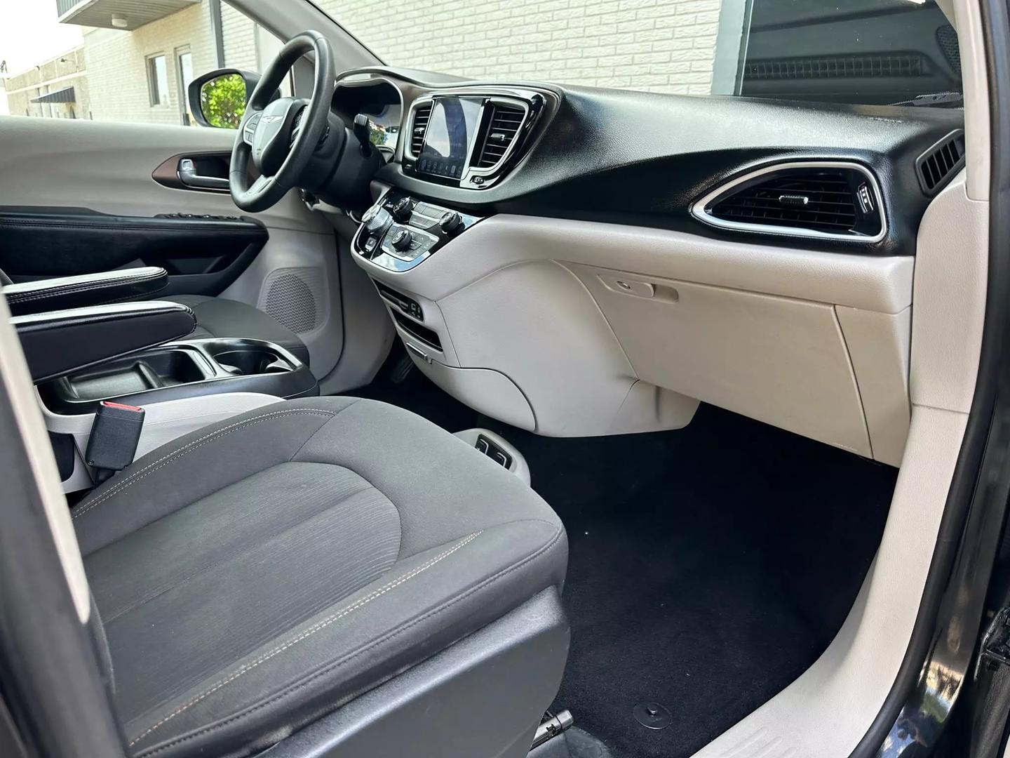 2017 Chrysler Pacifica - Image 28