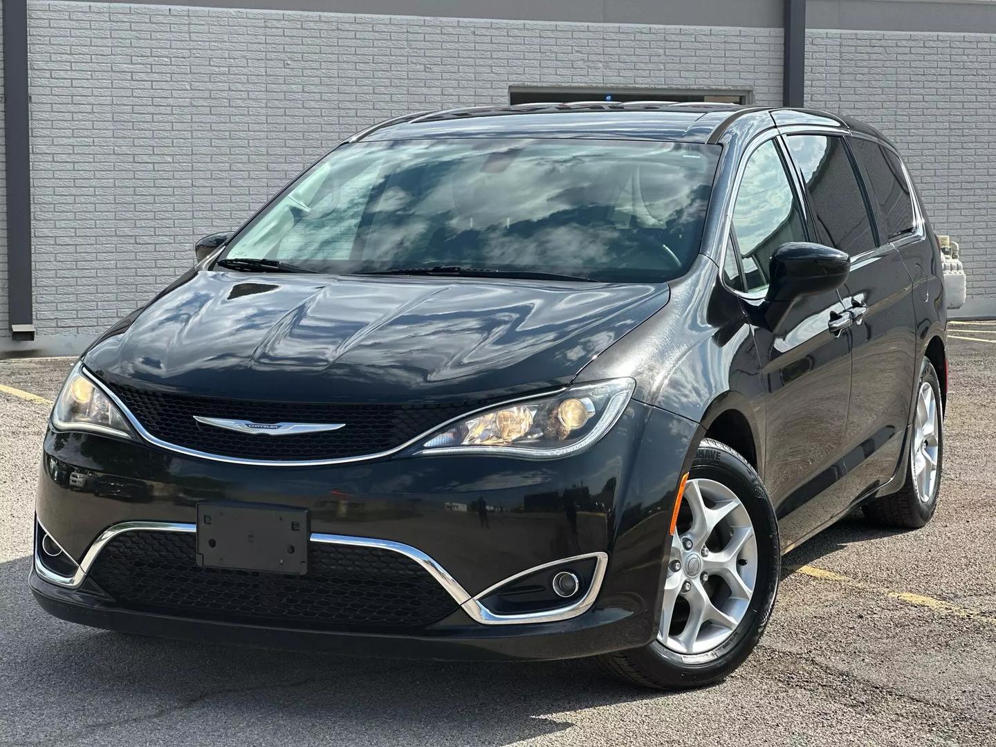 2017 Chrysler Pacifica - Image 2