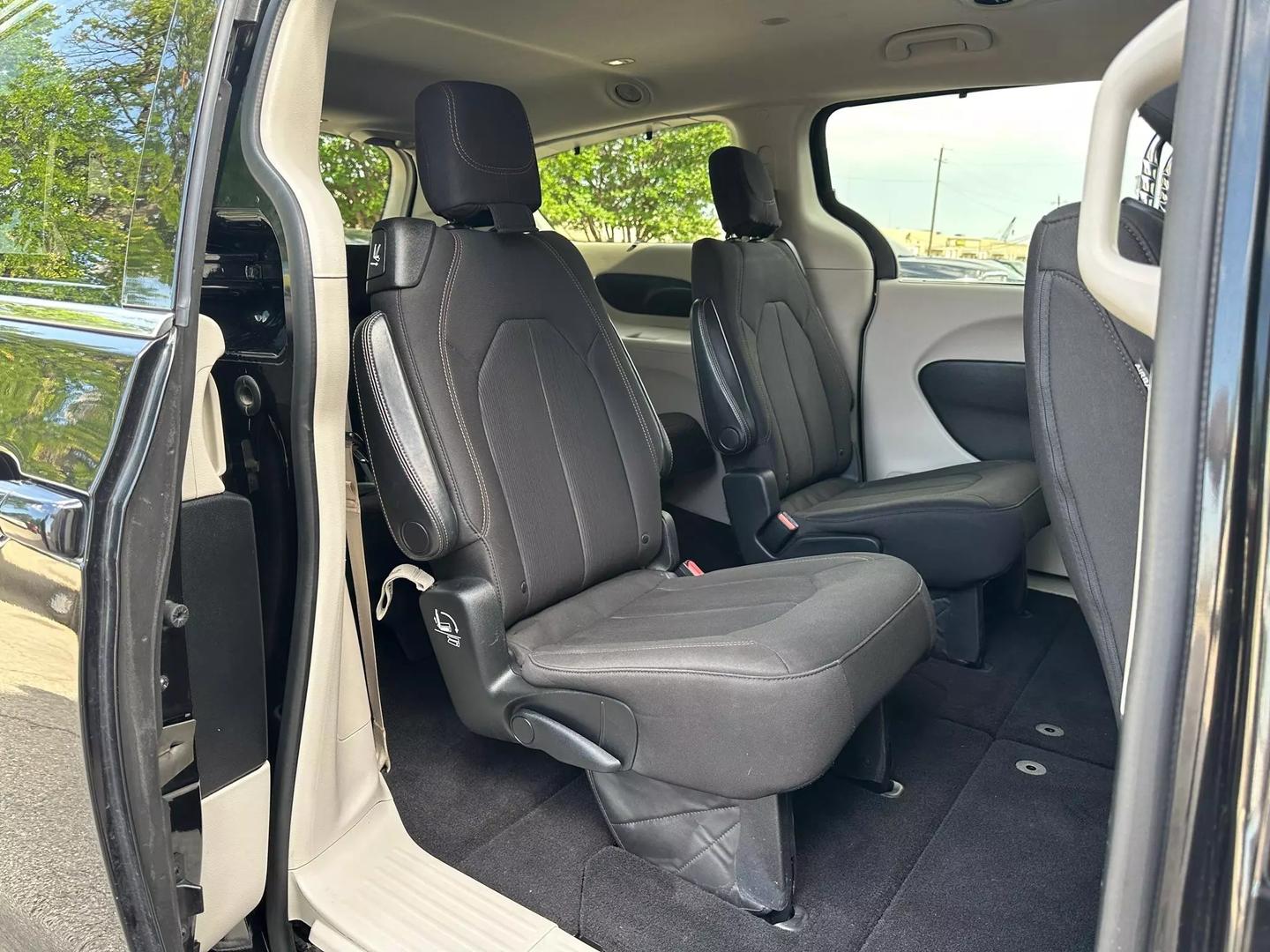 2017 Chrysler Pacifica - Image 25