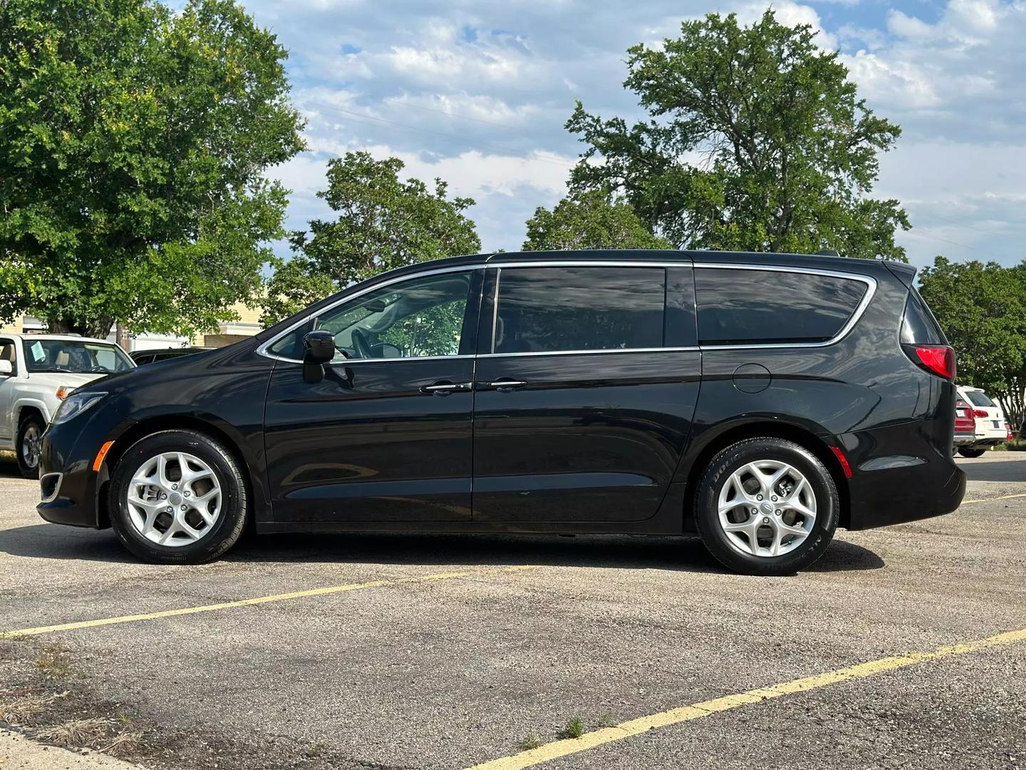 2017 Chrysler Pacifica - Image 4