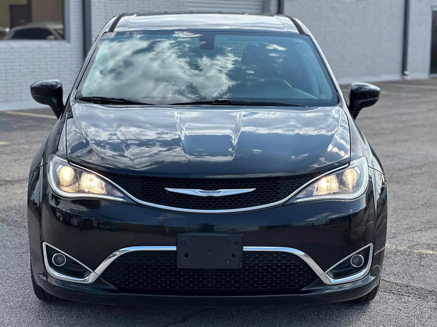2017 Chrysler Pacifica - Image 11