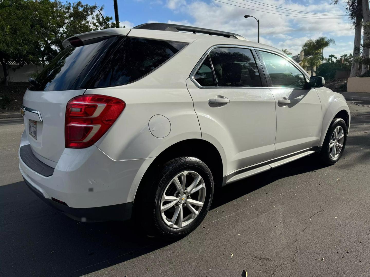 2017 Chevrolet Equinox LT photo 2