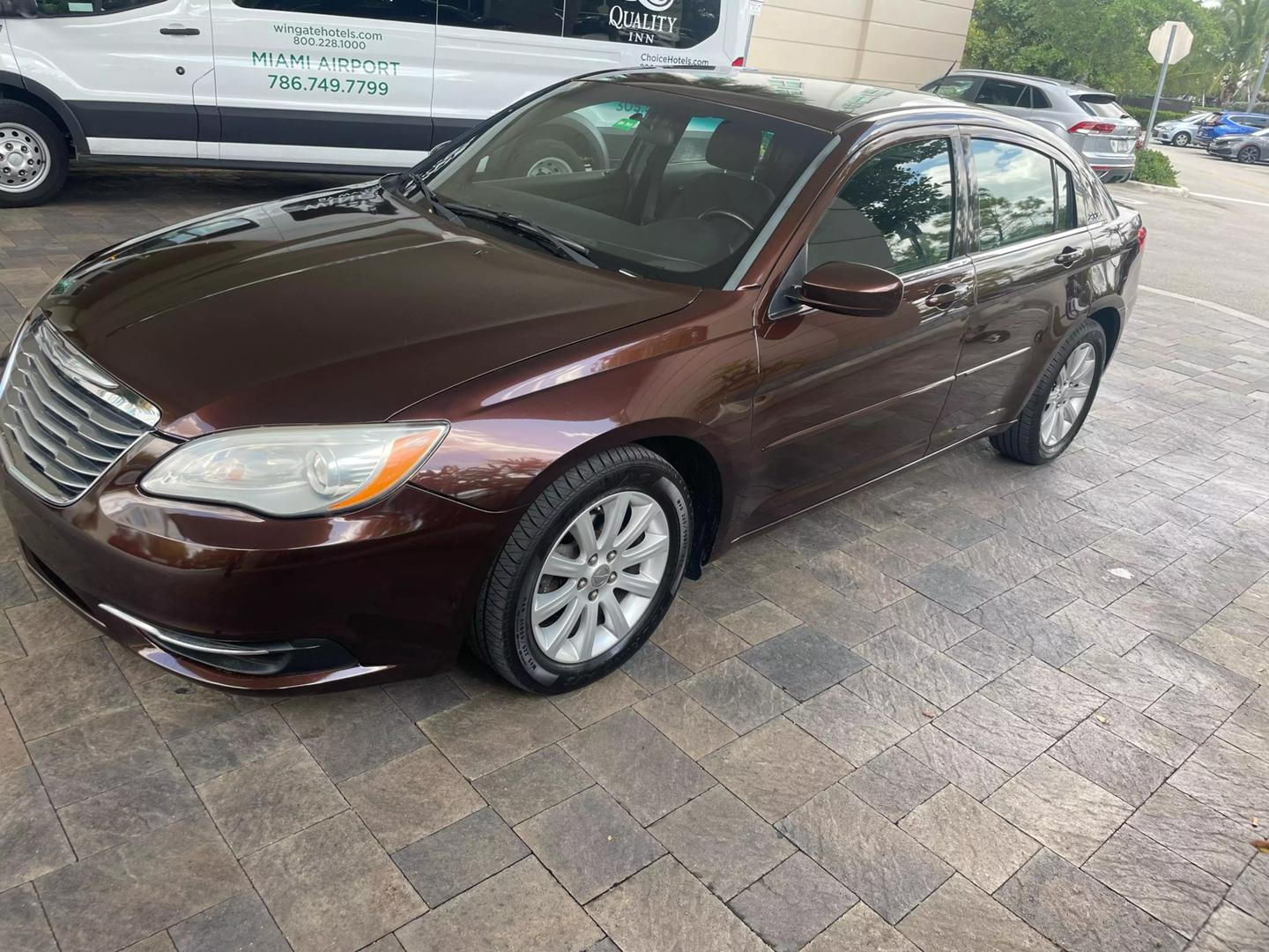 2013 Chrysler 200 Touring photo 3