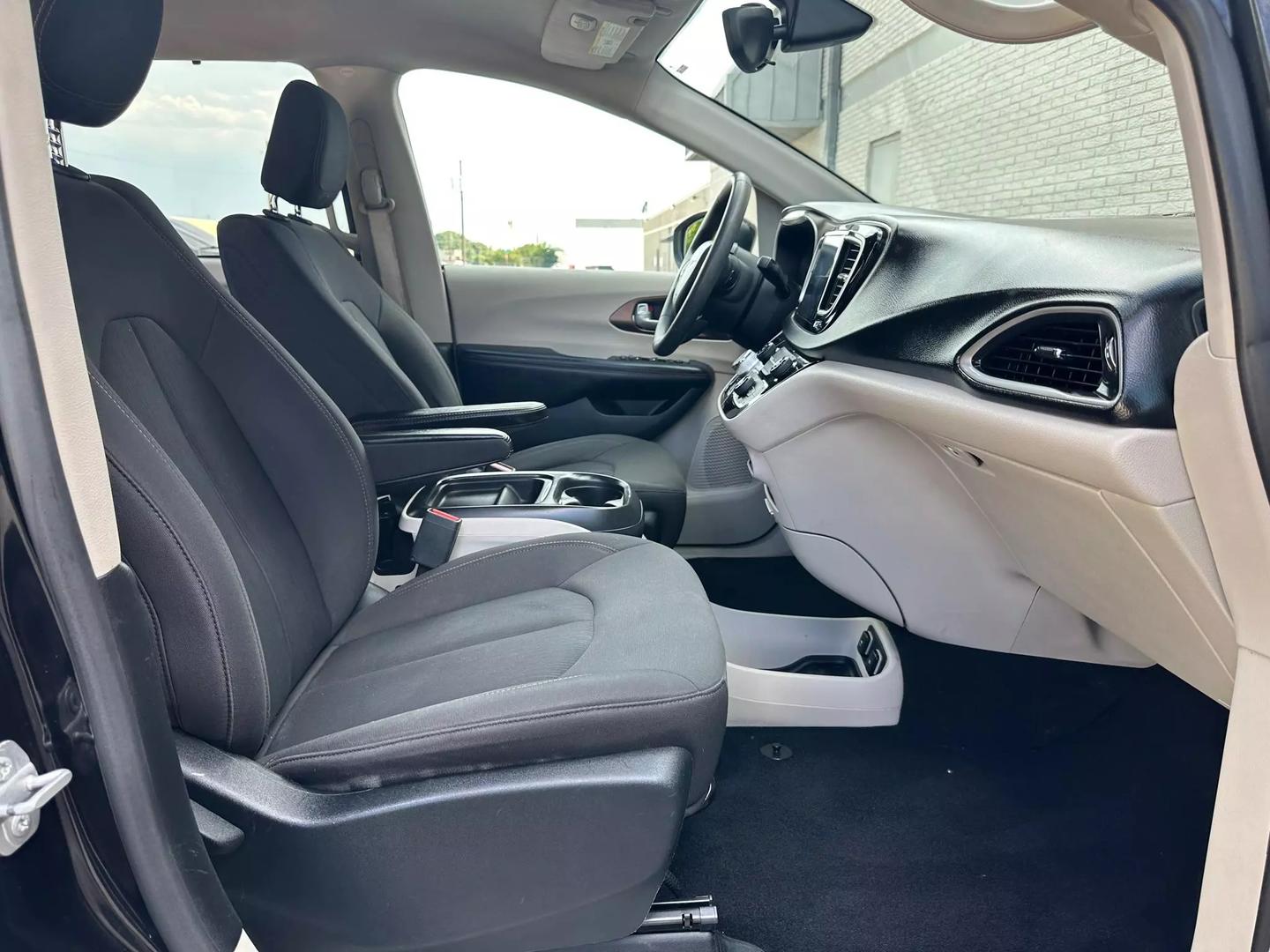 2017 Chrysler Pacifica - Image 29