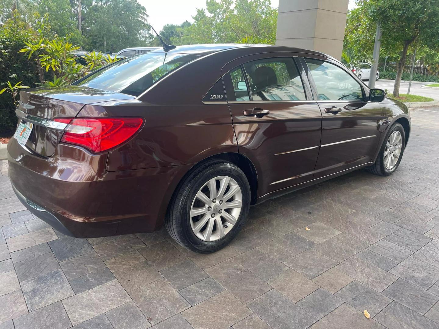 2013 Chrysler 200 Touring photo 7