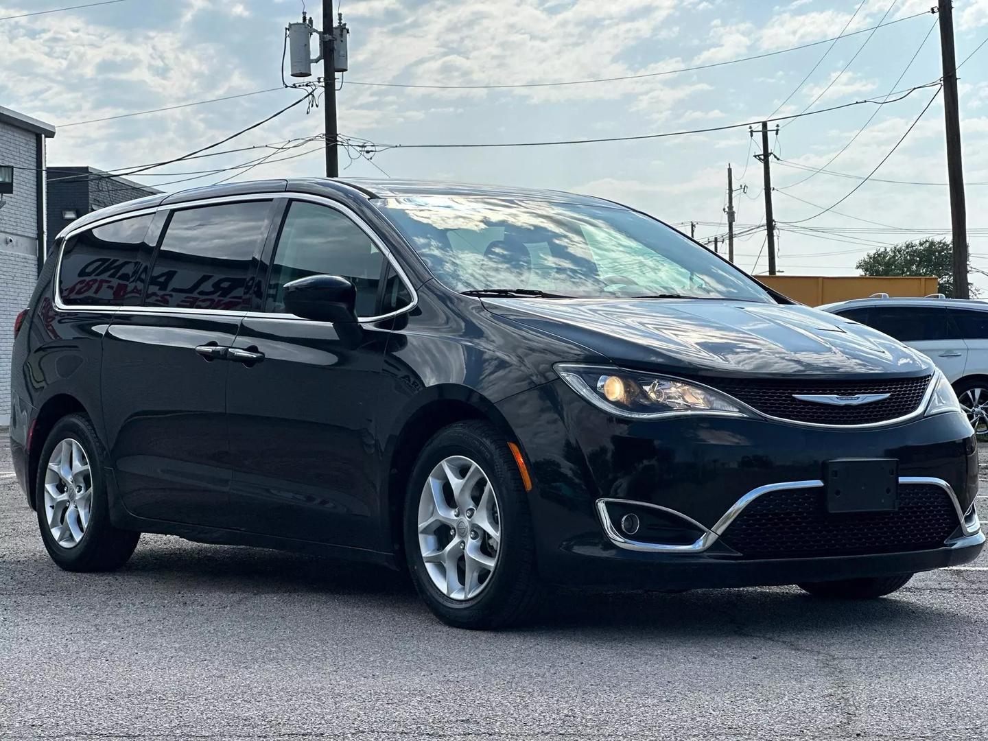 2017 Chrysler Pacifica - Image 10