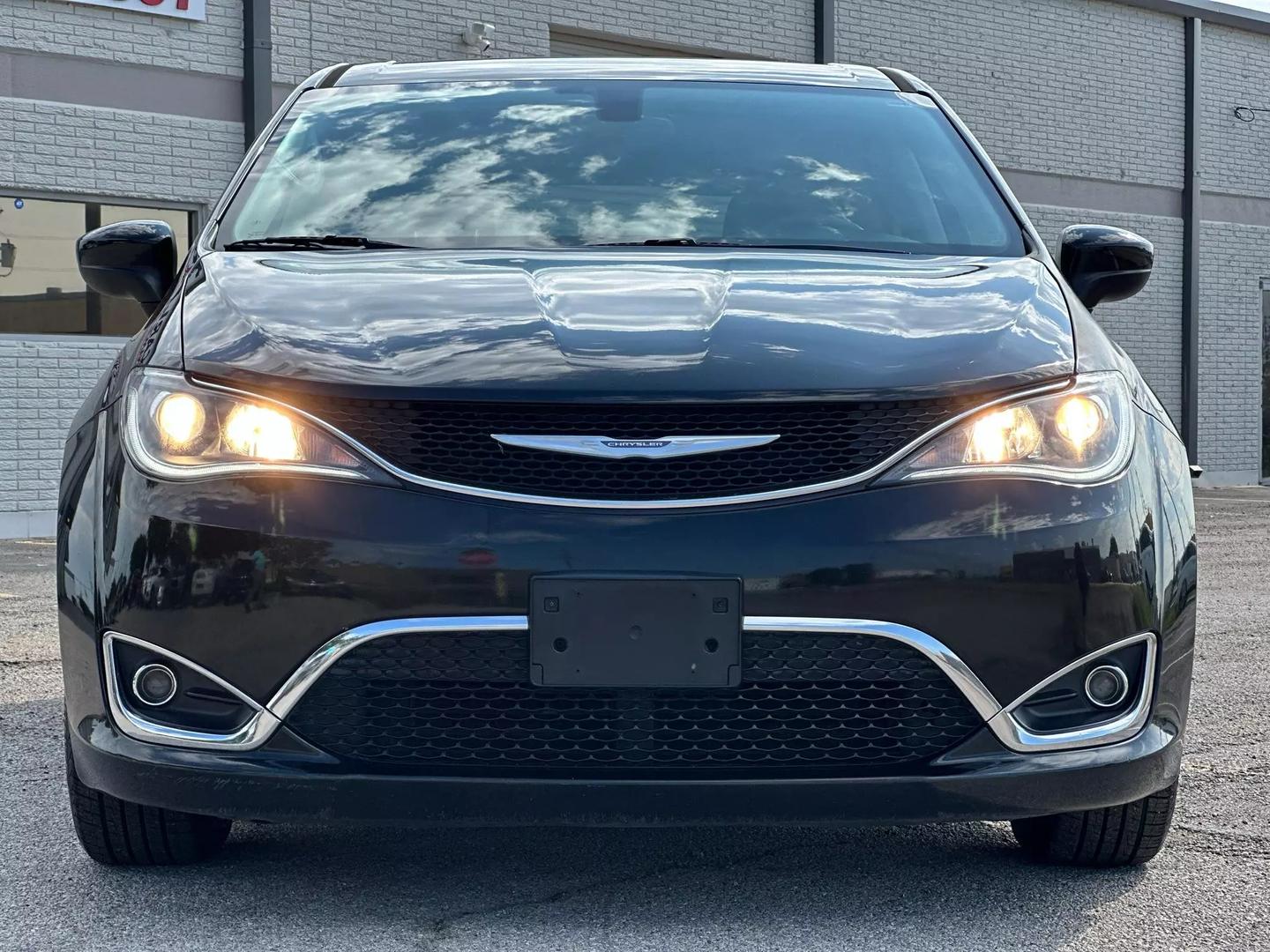 2017 Chrysler Pacifica - Image 12