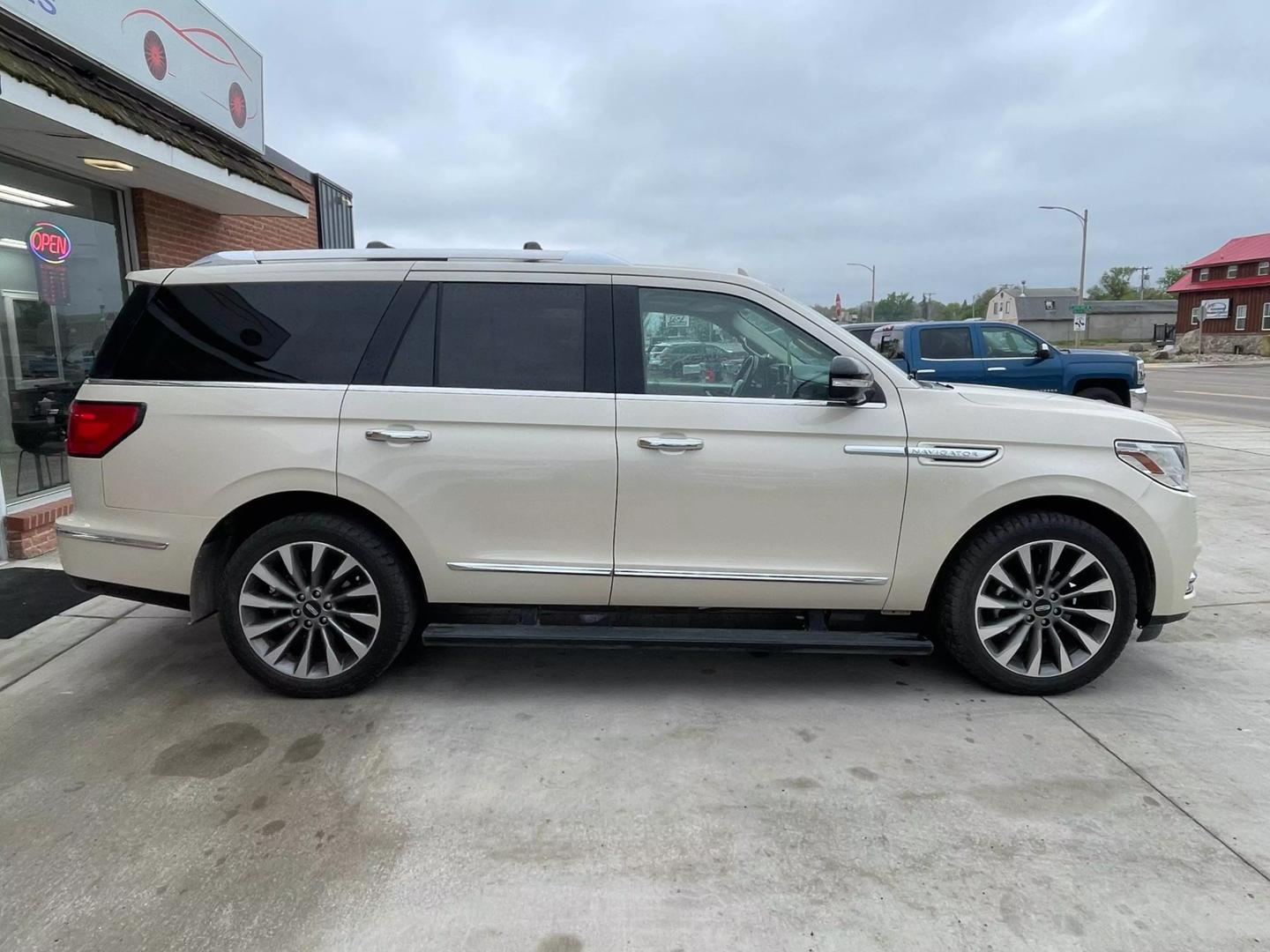 2018 Lincoln Navigator Select photo 3