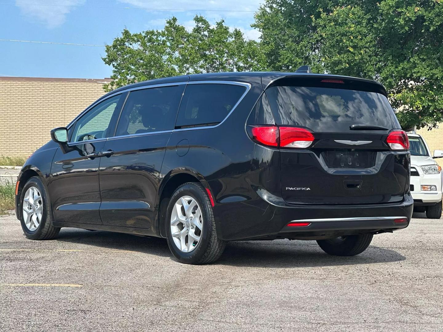 2017 Chrysler Pacifica - Image 5