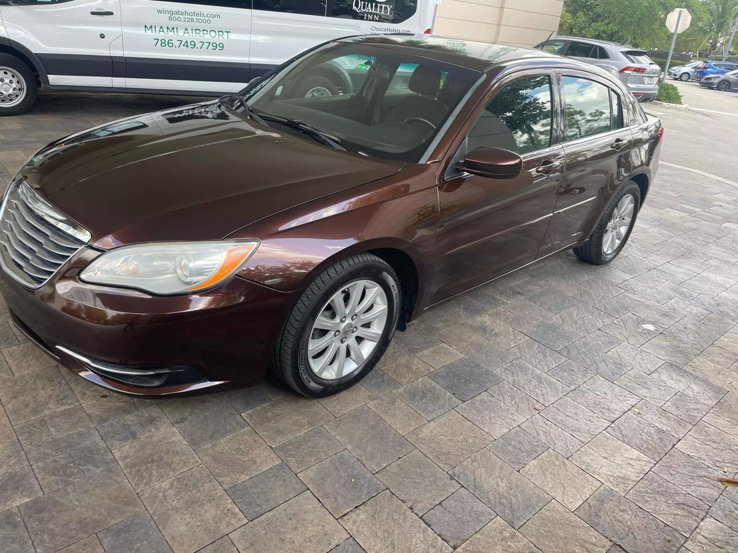 2013 Chrysler 200 Touring photo 4