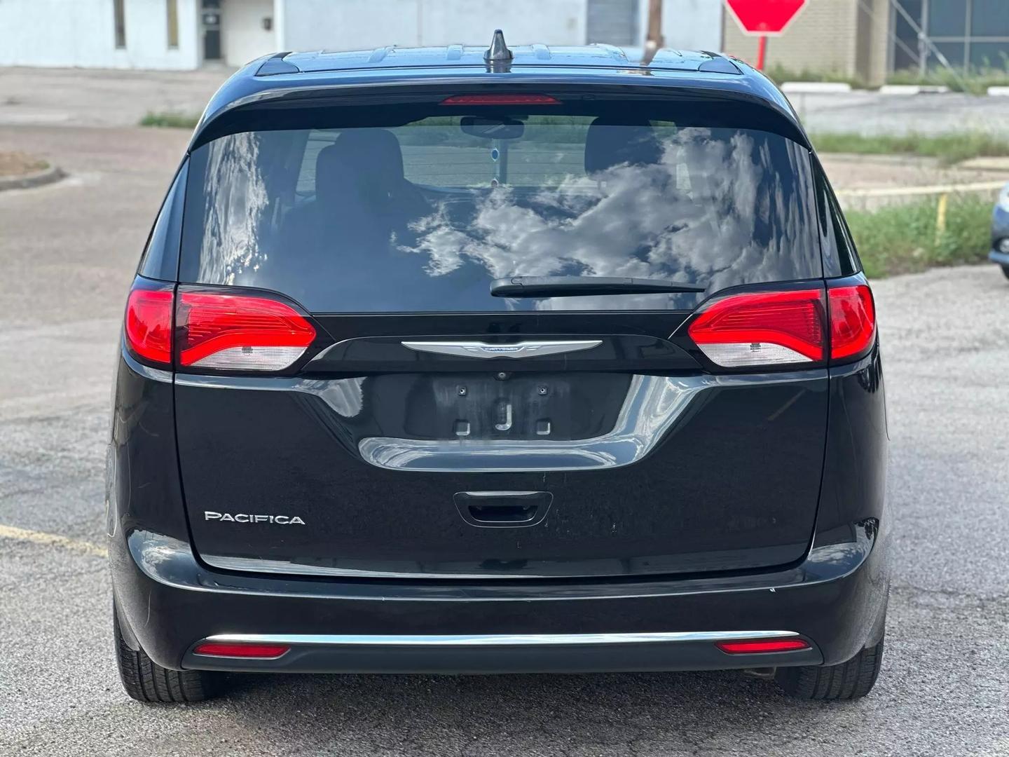 2017 Chrysler Pacifica - Image 6