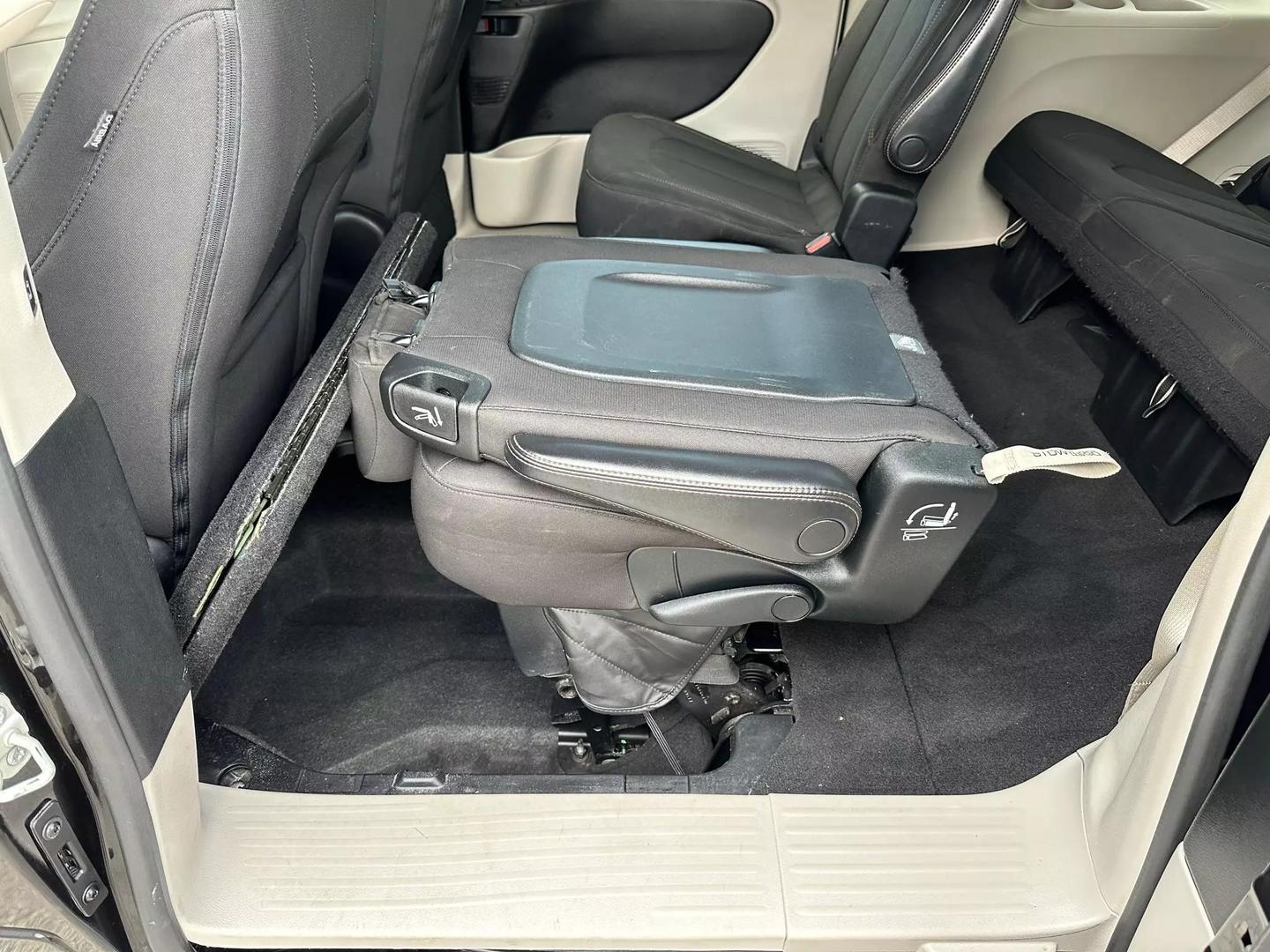 2017 Chrysler Pacifica - Image 39