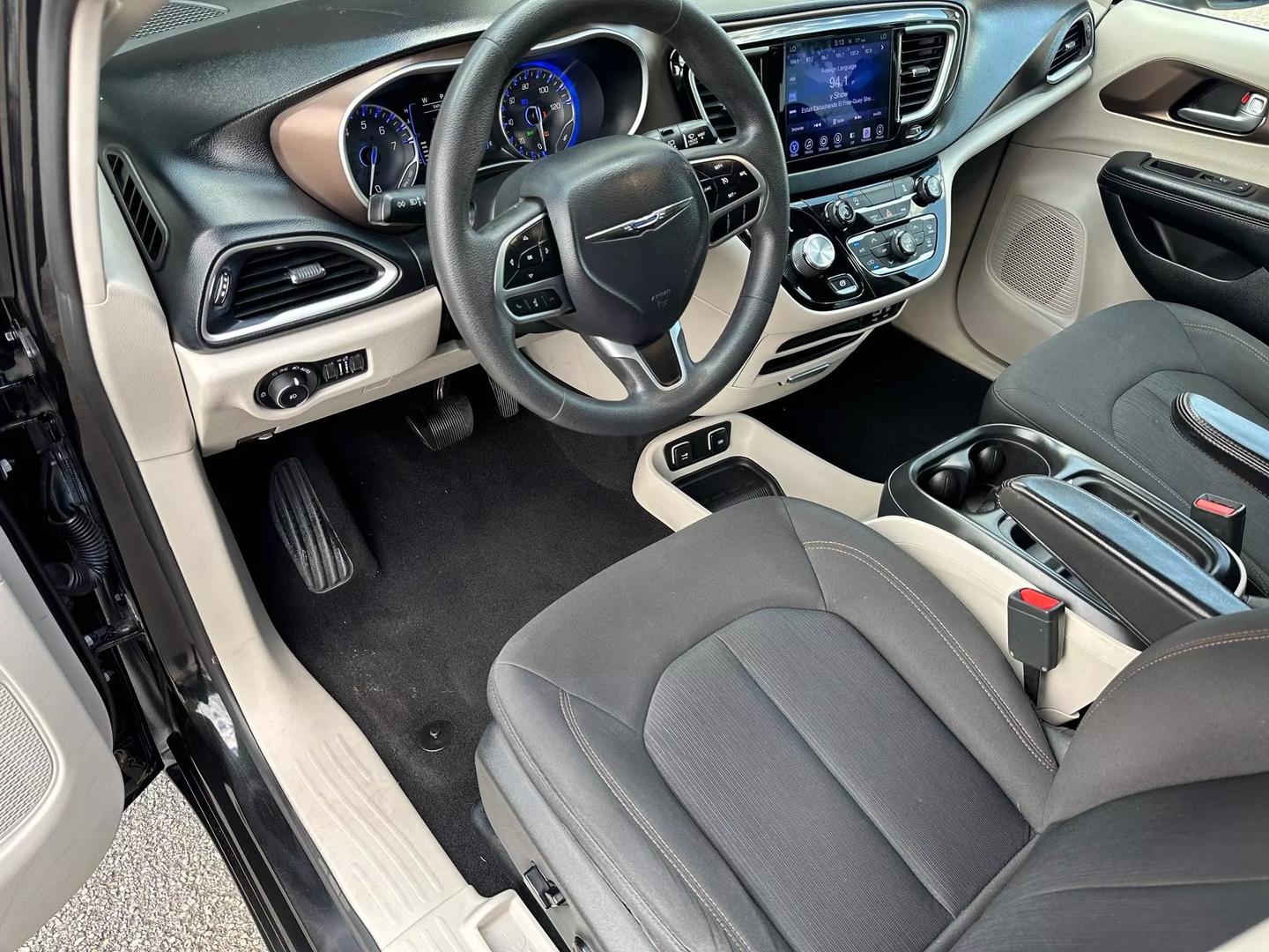 2017 Chrysler Pacifica - Image 16