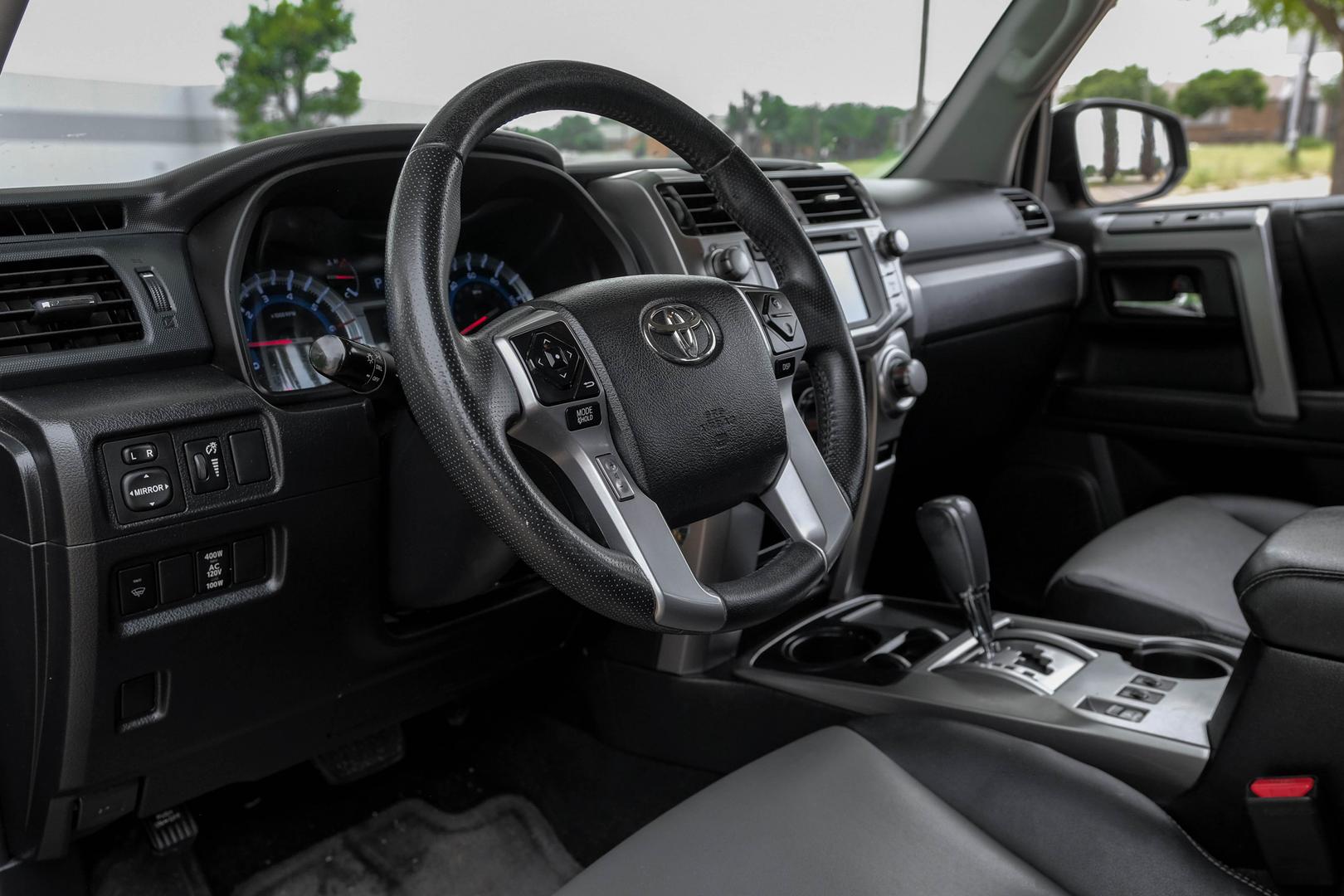 2014 Toyota 4Runner SR5 photo 2