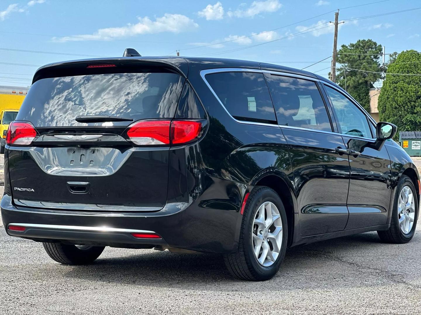 2017 Chrysler Pacifica - Image 8