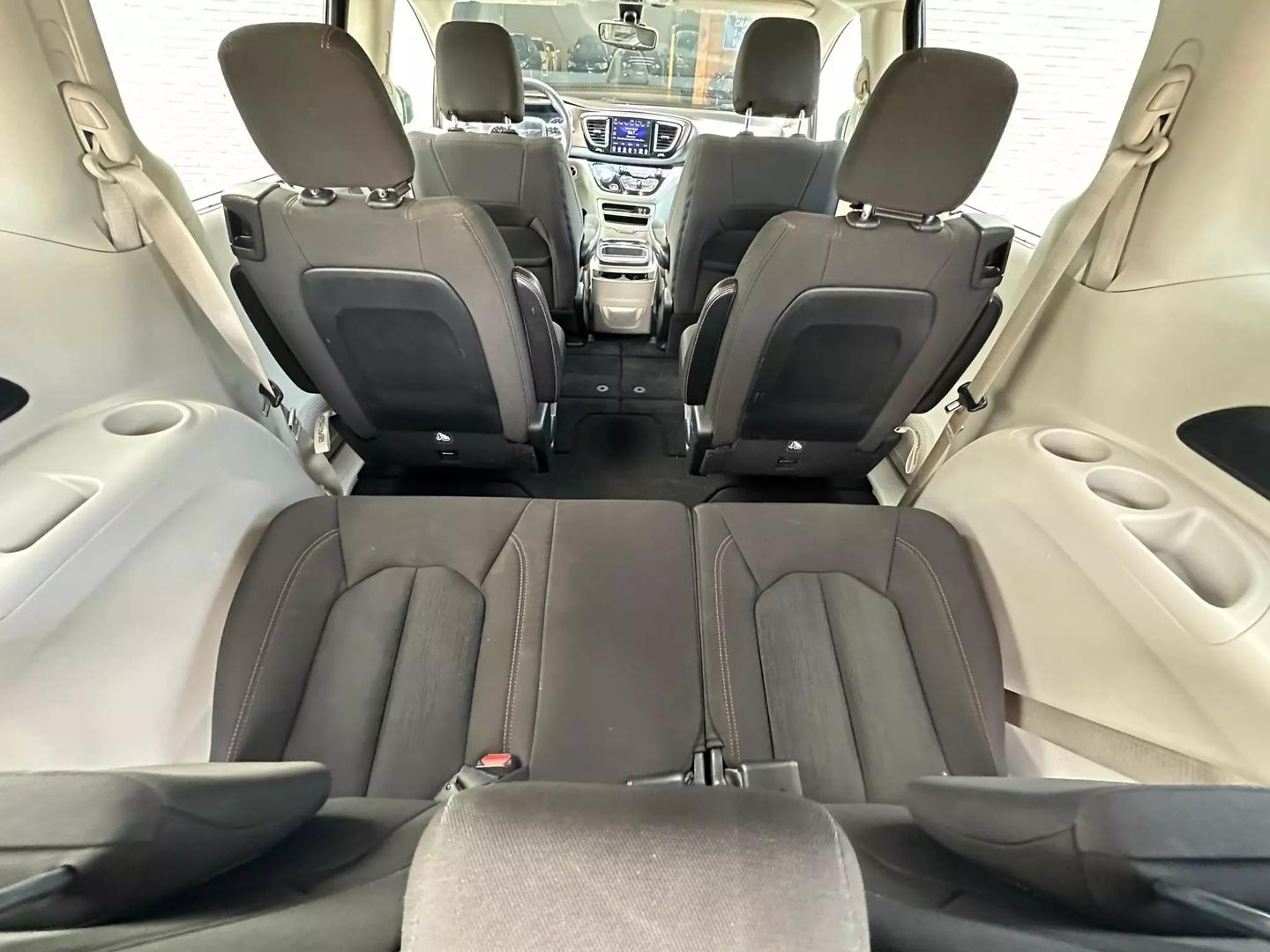 2017 Chrysler Pacifica - Image 24
