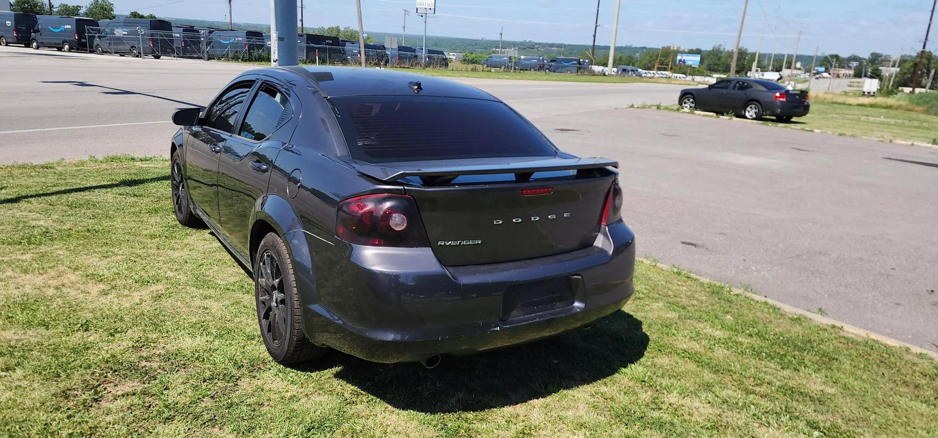 2014 Dodge Avenger SE photo 4