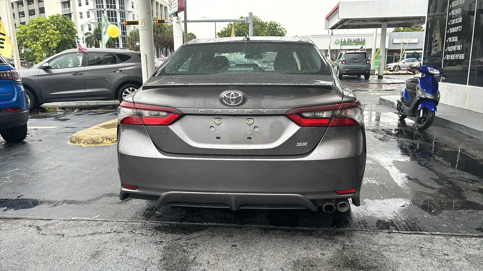 2022 Toyota Camry SE photo 5