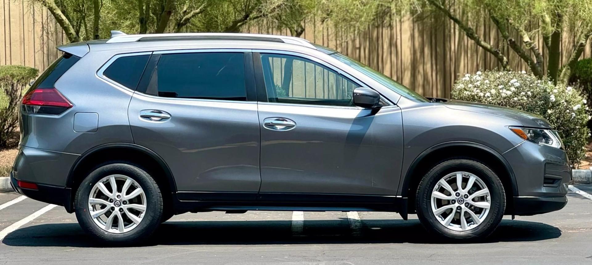 2019 Nissan Rogue SV photo 4