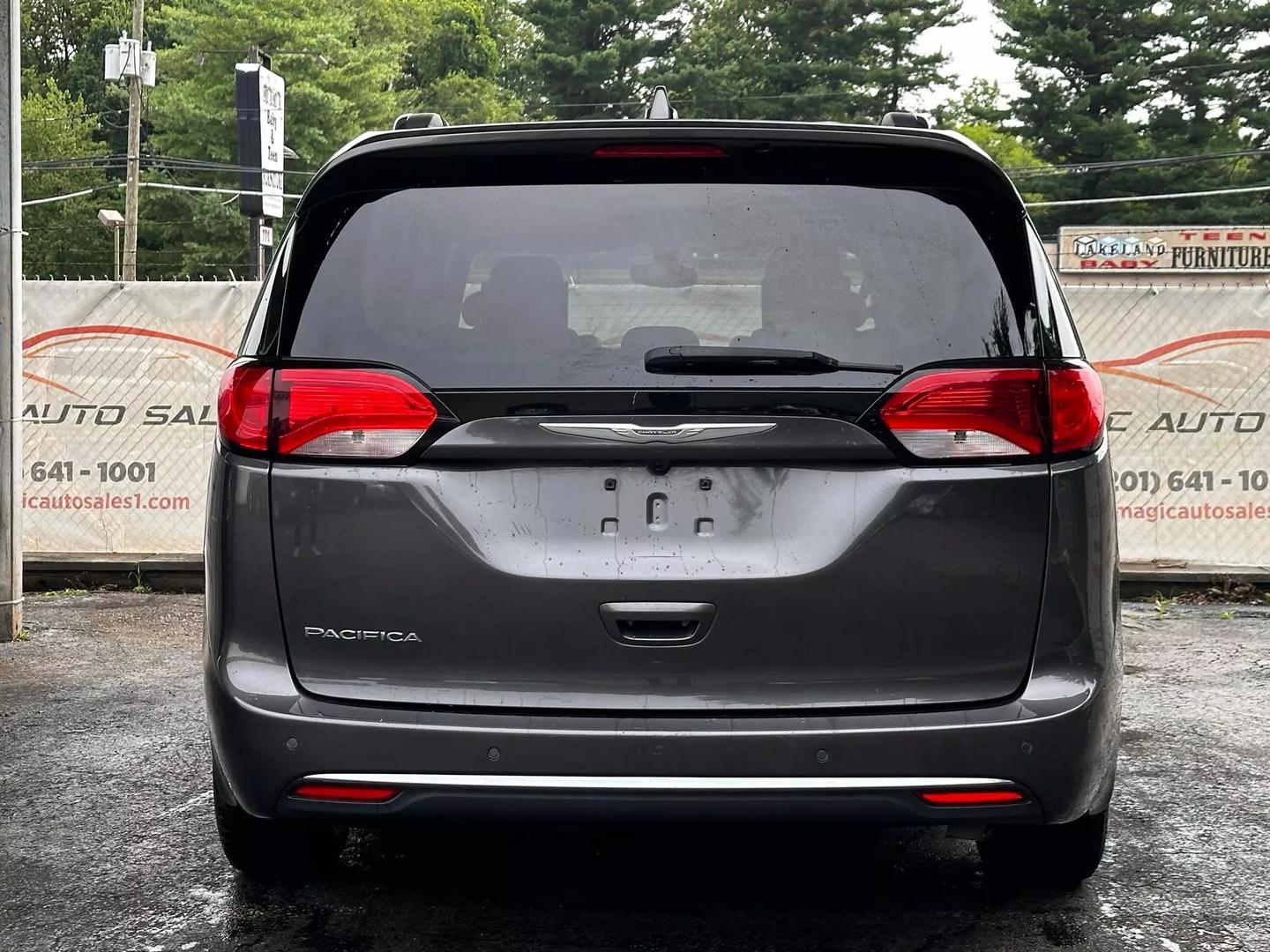 2017 Chrysler Pacifica - Image 8