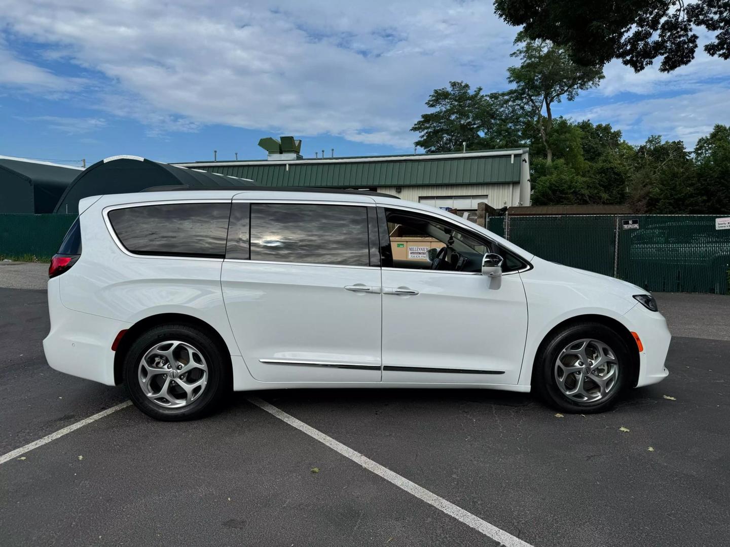 2022 Chrysler Pacifica Limited photo 4