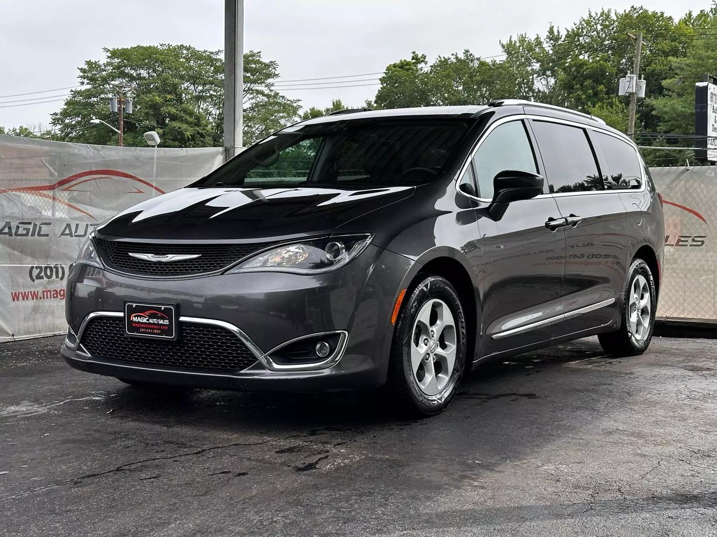 2017 Chrysler Pacifica - Image 3