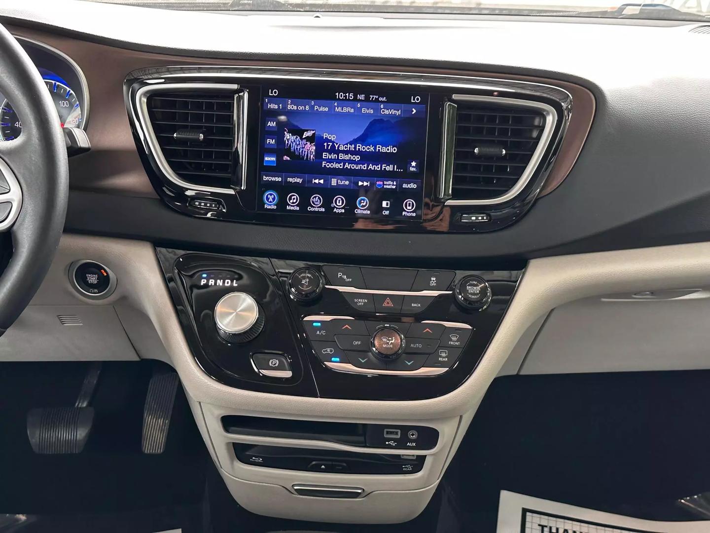 2017 Chrysler Pacifica - Image 21