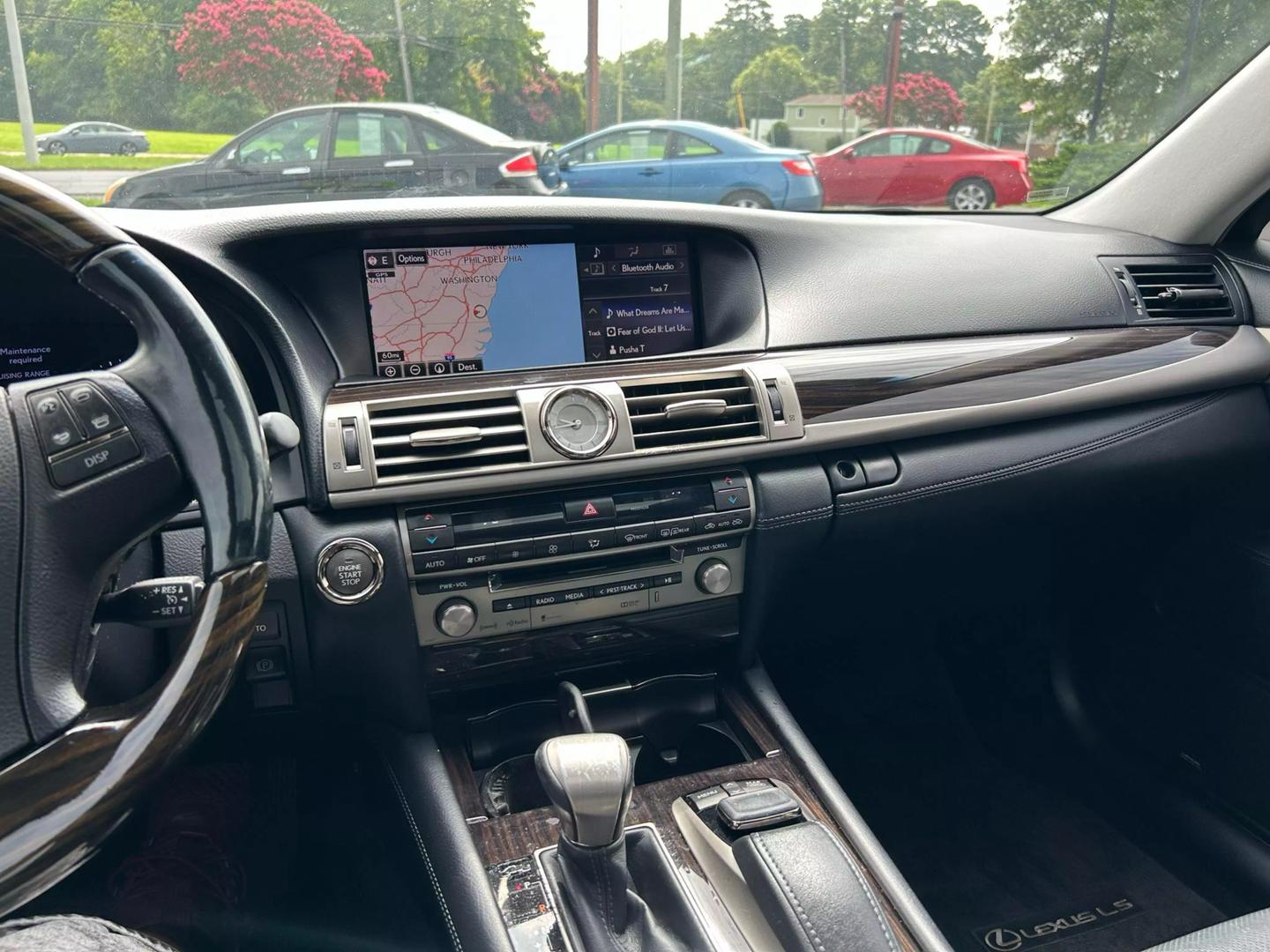 2015 Lexus LS Base photo 9