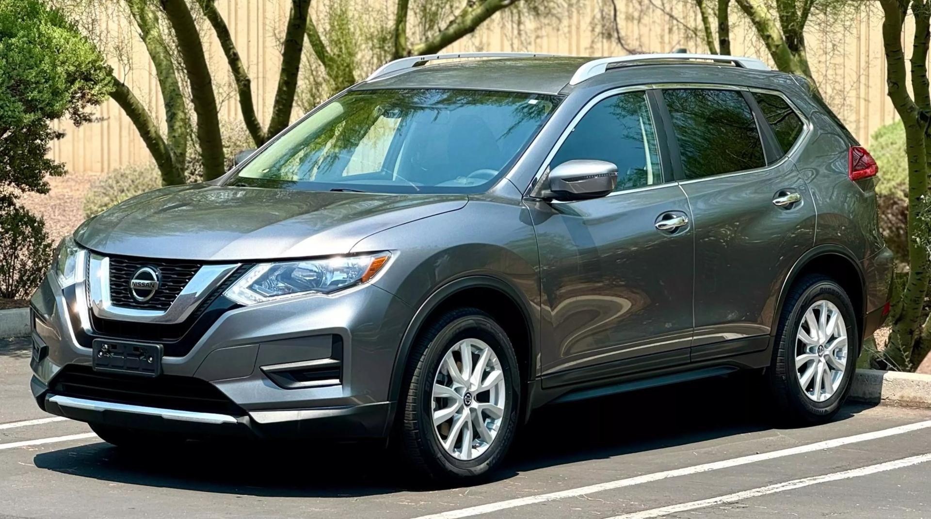 2019 Nissan Rogue SV photo 3