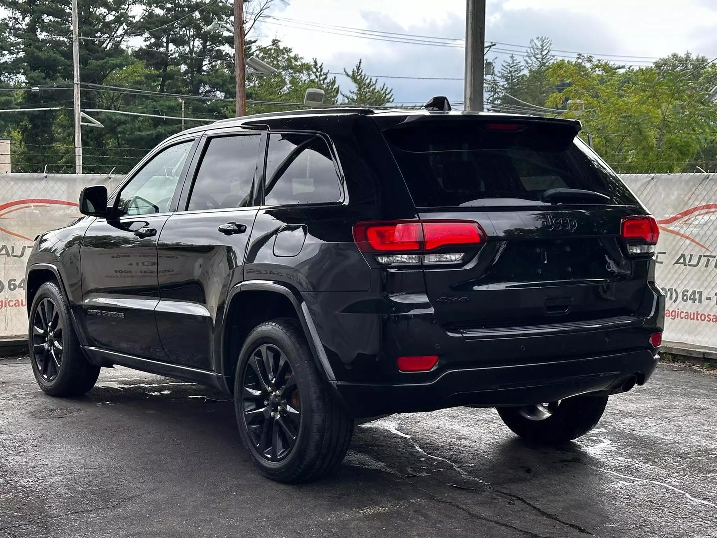 2017 Jeep Grand Cherokee - Image 7