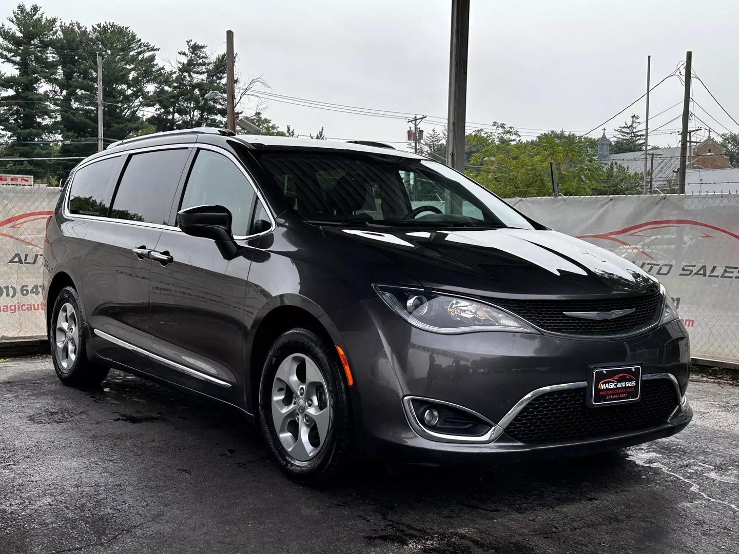 2017 Chrysler Pacifica - Image 6