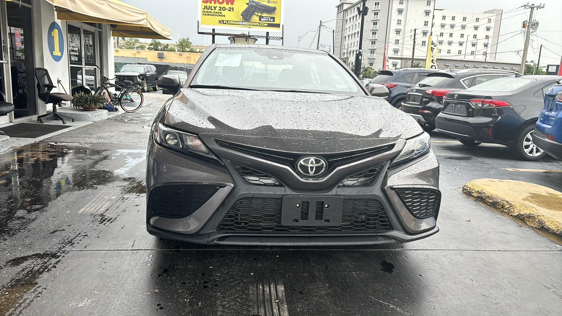 2022 Toyota Camry SE photo 2