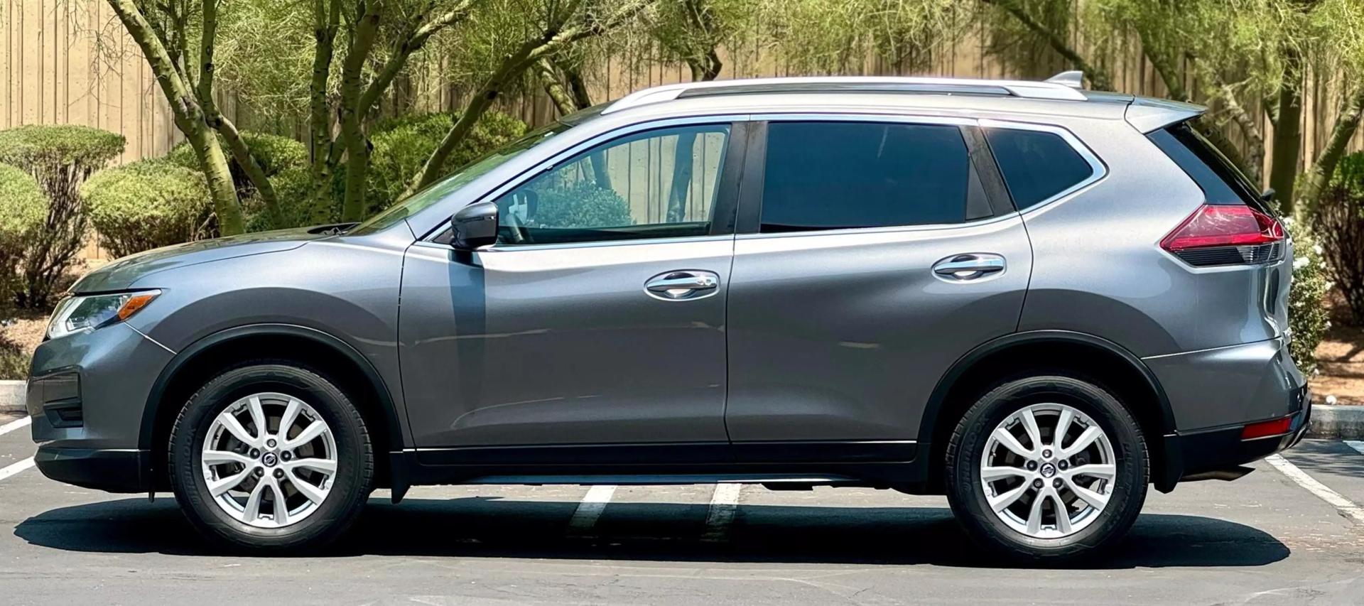 2019 Nissan Rogue SV photo 5