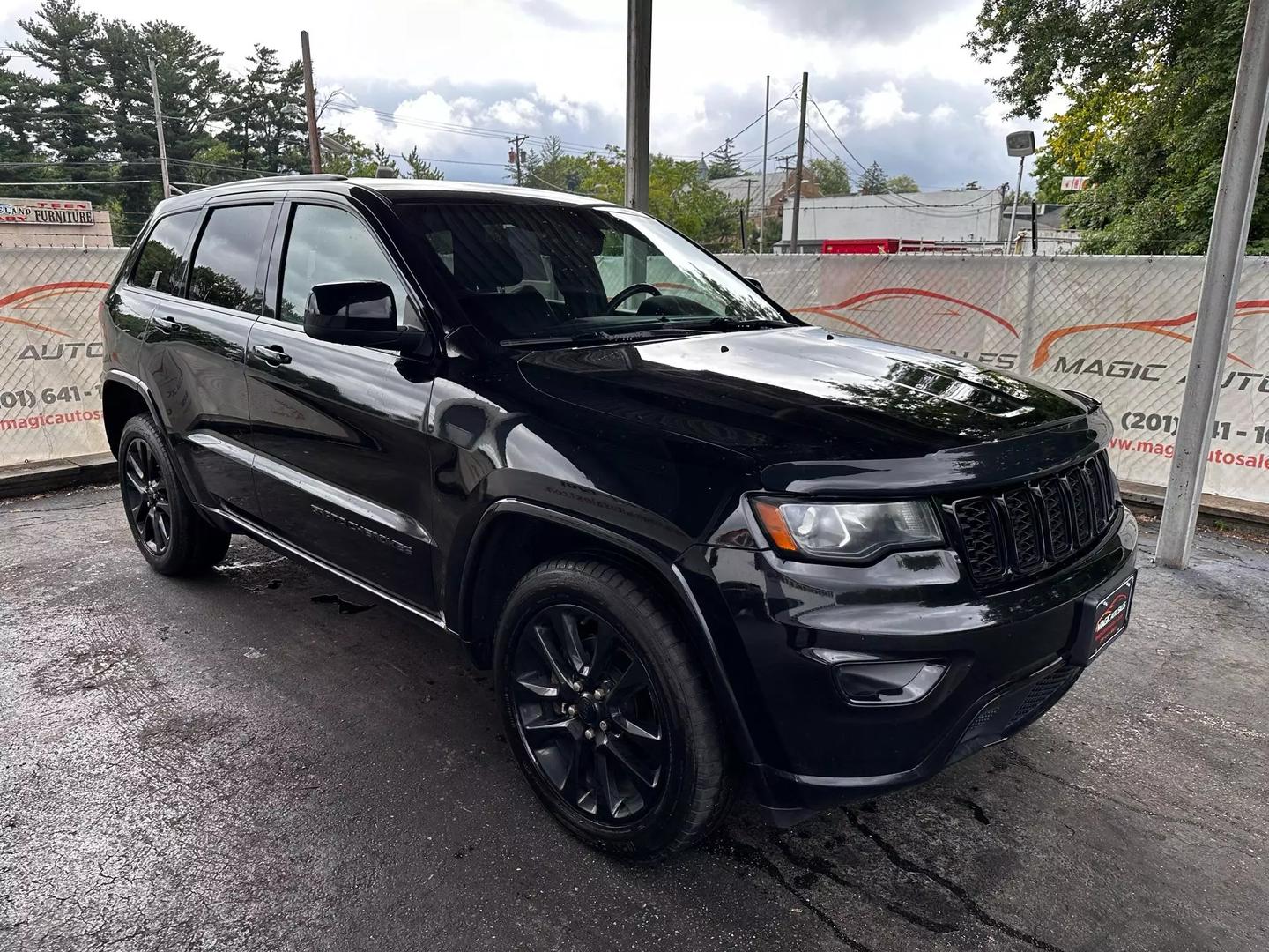 2017 Jeep Grand Cherokee - Image 11